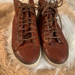 FRYE WOMEN COGNAC SNEAKER.